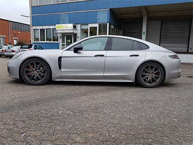 Porsche Panamera 4S seitlich vorher