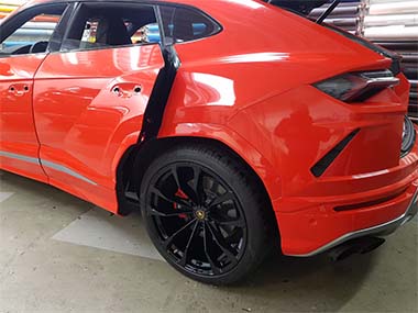 Lamborghini Urus Vollfolierung rot Türen